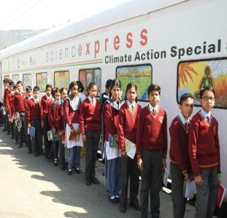 Laxmasht to stop Science Express from Raheja in Raigarh | सायन्स एक्स्प्रेस रायगडच्या राेहा येथे थांबविण्यात लाेकमतला यश Laxmasht to stop Science Express from Raheja in Raigarh | सायन्स एक्स्प्रेस रायगडच्या राेहा येथे थांबविण्यात लाेकमतला यश