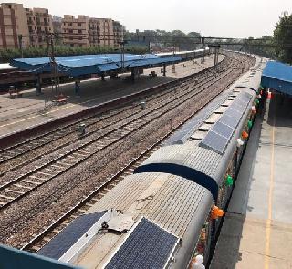 Indian Railways launches solar powered train | भारतीय रेल्वेने लाँच केली सौर ऊर्जेवर चालणारी ट्रेन Indian Railways launches solar powered train | भारतीय रेल्वेने लाँच केली सौर ऊर्जेवर चालणारी ट्रेन