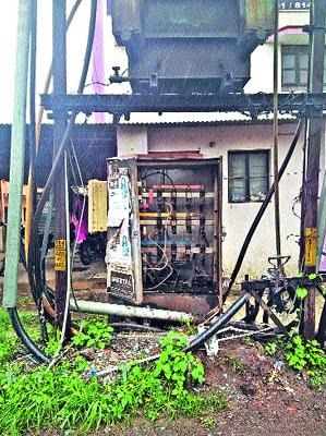 The risks of open loosers in the city | शहरातील उघड्या रोहित्रांचा धोका