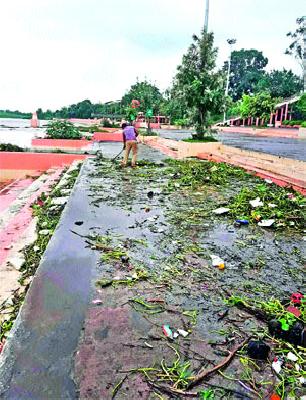 Cleanliness campaign on Dasak Ghat | दसक घाटावर मनपाची स्वच्छता मोहीम