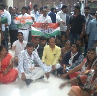 Pune - Congress workers at the press conference of "Indu Sarkar" | पुणे - "इंदू सरकार" चित्रपटाच्या पत्रकार परिषदेत काँग्रेस कार्यकर्त्यांचा राडा Pune - Congress workers at the press conference of "Indu Sarkar" | पुणे - "इंदू सरकार" चित्रपटाच्या पत्रकार परिषदेत काँग्रेस कार्यकर्त्यांचा राडा