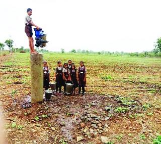 Student's life-plan workout! | पाण्यासाठी विद्यार्थ्यांची जीवघेणी कसरत! Student's life-plan workout! | पाण्यासाठी विद्यार्थ्यांची जीवघेणी कसरत!