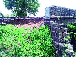 British bridge becomes dangerous! | ब्रिटिशकालीन पूल बनला धोकादायक! British bridge becomes dangerous! | ब्रिटिशकालीन पूल बनला धोकादायक!