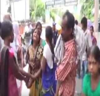 The 9-year-old nurse's dead body on the shoulder should not be stopped by ambulance | अॅम्ब्युलन्स नाकारल्याने 9 वर्षाच्या नातीचा मृतदेह नेला खांद्यावर