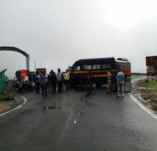 Due to heavy rain, road going towards Malsege Ghat collapsed, traffic jam | अतिवृष्टीमुळे माळशेज घाटाकडे जाणारा रस्ता खचला, वाहतूक ठप्प Due to heavy rain, road going towards Malsege Ghat collapsed, traffic jam | अतिवृष्टीमुळे माळशेज घाटाकडे जाणारा रस्ता खचला, वाहतूक ठप्प