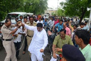 Corporators tried their own suicide attempt to shut shop | दारुचे दुकानबंद करण्यासाठी नगरसेवकांनी केला आत्मदहनाचा प्रयत्न Corporators tried their own suicide attempt to shut shop | दारुचे दुकानबंद करण्यासाठी नगरसेवकांनी केला आत्मदहनाचा प्रयत्न