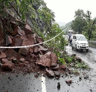The traffic congestion in Kasara Ghat collapsed, traffic jam | कसारा घाटात दरड कोसळली, वाहतूक ठप्प
