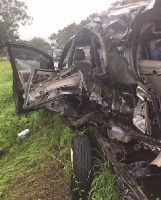 Nashik: Four people were killed in an accident, both of them seriously | अपघातात नाशिकचे चौघे ठार : दोघे गंभीर