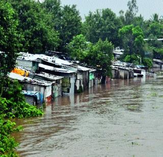 Risk to the residents of the river | नदीकाठच्या रहिवाशांना धोका