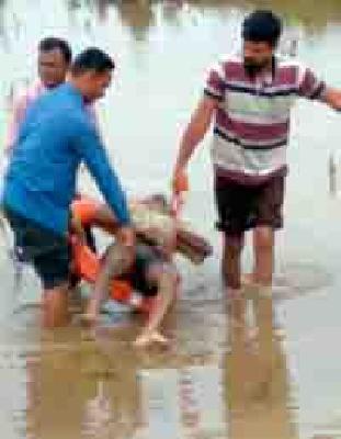 Ganga river and drainage flood | गाढवी नदी व नाल्यांचा पूर ओसरला