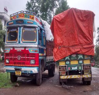 Intermittent disposal of Jalgaon goods} | जळगावात मालाच्या परस्पर विल्हेवाटीचा प्रय} फसला Intermittent disposal of Jalgaon goods} | जळगावात मालाच्या परस्पर विल्हेवाटीचा प्रय} फसला