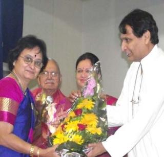 Balkandharva Award for Bakul Pandit | बकुळ पंडित यांना बालगंधर्व पुरस्कार Balkandharva Award for Bakul Pandit | बकुळ पंडित यांना बालगंधर्व पुरस्कार