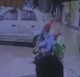 ... and he fell into the gutter! | ...आणि तो पडला गटारात !