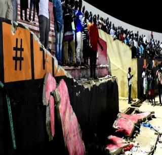 Eight die of stampede in stadium | स्टेडियममध्ये चेंगराचेंगरीत आठ जणांचा मृत्यू Eight die of stampede in stadium | स्टेडियममध्ये चेंगराचेंगरीत आठ जणांचा मृत्यू