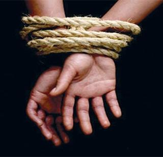 A minor abducted girl abducted | अल्पवयीन बलात्कारित मुलीचे पुन्हा अपहरण A minor abducted girl abducted | अल्पवयीन बलात्कारित मुलीचे पुन्हा अपहरण