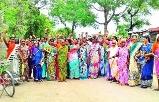 Women's alcohol for Varun Jouka ban | वरूर जऊळका येथे दारू बंदीसाठी महिलांचा एल्गार Women's alcohol for Varun Jouka ban | वरूर जऊळका येथे दारू बंदीसाठी महिलांचा एल्गार