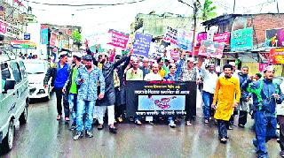 A protest rally in Satara to oppose violence | हिंसेला विरोध करण्यासाठी साताऱ्यात भरपावसात मोर्चा A protest rally in Satara to oppose violence | हिंसेला विरोध करण्यासाठी साताऱ्यात भरपावसात मोर्चा