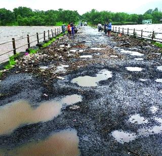Pullets on the Neral-Dahiwali Bridge | नेरळ-दहिवली पुलावर खड्डे Pullets on the Neral-Dahiwali Bridge | नेरळ-दहिवली पुलावर खड्डे
