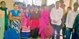 Housewives for the passage of human development | मानव विकासच्या मोफ त पाससाठी विद्यार्थिनींचे साकडे