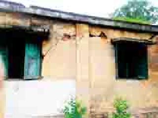 The anganwadi buildings are broken | अंगणवाडी इमारतीला भेगा