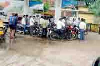 Convenience of petrol pumps | पेट्रोल पंपांवर सुविधांची वाणवा