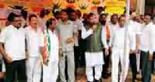 For the Goghugas Nagar Parishad, take the responsibility of Zilla Parishad | घुग्घुस नगर परिषदेसाठी जिल्हा परिषदेसमोर धरणे