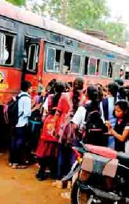 4 crores expenditure; Still threatens the lives of the girl students | ४ कोटींचा खर्च; तरीही विद्यार्थिनींचा जीव धोक्यात