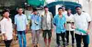 The 'disadvantaged' families finally came to the police intervention | ‘त्या’ बहिष्कृत कुटुंबांना अखेर पोलिसांच्या मध्यस्थीने गावप्रवेश The 'disadvantaged' families finally came to the police intervention | ‘त्या’ बहिष्कृत कुटुंबांना अखेर पोलिसांच्या मध्यस्थीने गावप्रवेश