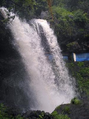 Cascade waterfall from the cave in the mountain | डोंगरातील गुहेवरून कोसळतोय धबधबा