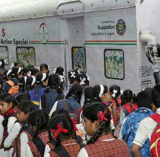 Raigad - Students' crowd to see 'Science Express' | रायगड - ‘सायन्स एक्स्प्रेस’ला पाहाण्यासाठी विद्यार्थ्यांची गर्दी Raigad - Students' crowd to see 'Science Express' | रायगड - ‘सायन्स एक्स्प्रेस’ला पाहाण्यासाठी विद्यार्थ्यांची गर्दी