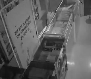 Thane Mobile Theft: CCTV depiction in police hands | ठाणे मोबाईल चोरी: सीसीटीव्हीतील चित्रण पोलिसांच्या हाती Thane Mobile Theft: CCTV depiction in police hands | ठाणे मोबाईल चोरी: सीसीटीव्हीतील चित्रण पोलिसांच्या हाती