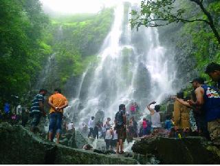 Youth were shattered in the waterfalls | धबधब्यात युवक वाहून गेला