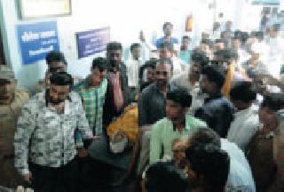 The car hit the district collector | कार प्रकल्पग्रस्तांची जिल्हाकचेरीवर धडक