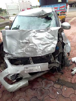 Both of them died on the spot, one serious | कारच्या धडकेत दोघे जागीच ठार, एक गंभीर