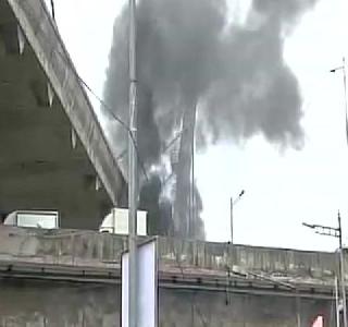 The car was taken by Andheri on Western Express Highway | पश्चिम द्रुतगती मार्गावर अंधेरीजवळ कारने घेतला पेट The car was taken by Andheri on Western Express Highway | पश्चिम द्रुतगती मार्गावर अंधेरीजवळ कारने घेतला पेट