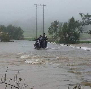 10 to 12 people stuck under Ambali cloth pool, under water | आंबोलीतील कापडी पूल पाण्याखाली, 10 ते 12 जण अडकले