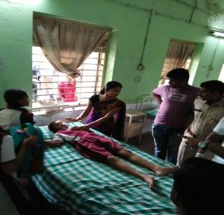 Five schoolgirls injured in school wall collapse | शाळेची भिंत कोसळून पाच विद्यार्थिनी जखमी