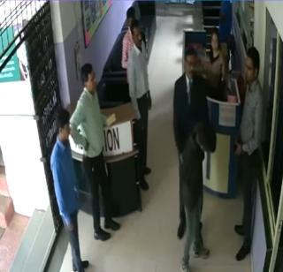 As a result of not wearing uniform, the student suffers from beating, video viral | गणवेश घातला नाही म्हणून विद्यार्थ्याला बेदम मारहाण, वीडियो व्हायरल