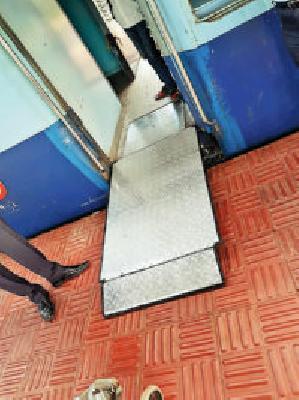 Senior citizens who can now easily move to trains | आता सहज रेल्वेत चढू शकतील ज्येष्ठ नागरिक