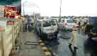 Throwing of 'Burning Van' on Bridge | पुलावर ‘बर्निंग व्हॅन’चा थरार