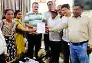 To help the farmers in various demands | कृषी सहायकांचे विविध मागण्यांसाठी आमदारांना साकडे To help the farmers in various demands | कृषी सहायकांचे विविध मागण्यांसाठी आमदारांना साकडे