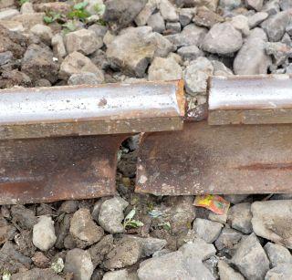 Due to the alertness of Gangalam, a major accident of the railway was avoided | गँगमनच्या सतर्कतेमुळे रेल्वेचा मोठा अपघात टळला Due to the alertness of Gangalam, a major accident of the railway was avoided | गँगमनच्या सतर्कतेमुळे रेल्वेचा मोठा अपघात टळला