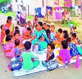 For the last 9 years, the anganwadi fills open | गेल्या ९ वर्षांपासून अंगणवाडी भरते उघड्यावर For the last 9 years, the anganwadi fills open | गेल्या ९ वर्षांपासून अंगणवाडी भरते उघड्यावर