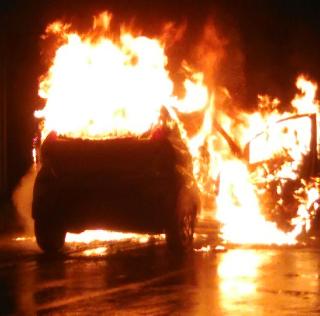 Burning car thump on the Wakad road .... | वाकड रस्त्यावर बर्निंग कारचा थरार .... Burning car thump on the Wakad road .... | वाकड रस्त्यावर बर्निंग कारचा थरार ....