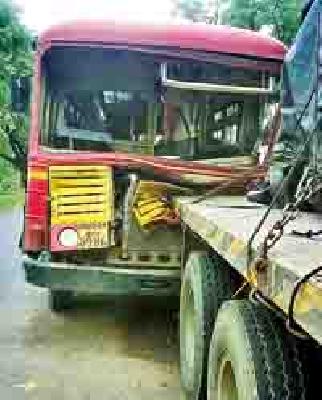 17 passengers seriously injured in bus collision | उभ्या ट्रेलरवर बस आदळून १७ प्रवासी गंभीर जखमी 17 passengers seriously injured in bus collision | उभ्या ट्रेलरवर बस आदळून १७ प्रवासी गंभीर जखमी