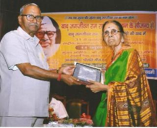 Savitribai Phule Award for 'Jaymala Jadhav of Tomoy' | ‘तोमोय’च्या जयमाला जाधव यांना सावित्रीबाई फुले पुरस्कार Savitribai Phule Award for 'Jaymala Jadhav of Tomoy' | ‘तोमोय’च्या जयमाला जाधव यांना सावित्रीबाई फुले पुरस्कार