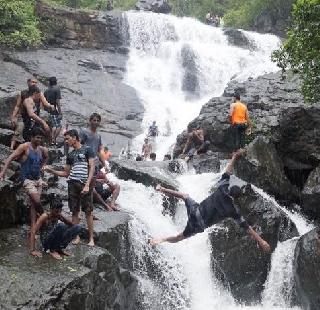 Two college youths drowned in Tungareshwar waterfall | तुंगारेश्वर धबधब्यात बुडून दोन कॉलेज तरुण बुडाले Two college youths drowned in Tungareshwar waterfall | तुंगारेश्वर धबधब्यात बुडून दोन कॉलेज तरुण बुडाले