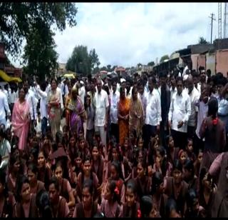 13-year-old girl raped in Pathardi; Rastaroko in third place | पाथर्डीत 13 वर्षीय मुलीवर अत्याचार; तिसगावमध्ये रास्तारोको