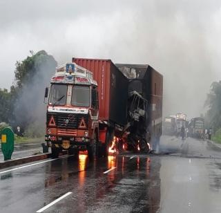 Fatal accidents on the Mumbai-Ahmedabad highway | मुंबई-अहमदाबाद महामार्गावर भीषण अपघात Fatal accidents on the Mumbai-Ahmedabad highway | मुंबई-अहमदाबाद महामार्गावर भीषण अपघात