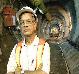 Resignation was to be given to "Metro Man", but Adityanath gave him double responsibility | "मेट्रो मॅन"ला द्यायचा होता राजीनामा,पण आदित्यनाथांनी सोपवली दुहेरी जबाबदारी Resignation was to be given to "Metro Man", but Adityanath gave him double responsibility | "मेट्रो मॅन"ला द्यायचा होता राजीनामा,पण आदित्यनाथांनी सोपवली दुहेरी जबाबदारी